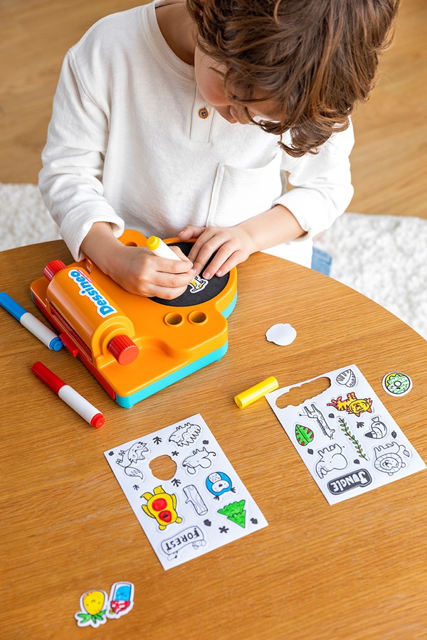 Foto van speelgoed Dessineo_sticker_studio_Jumbo_lifestyle_1110100010_LS 03.jpg